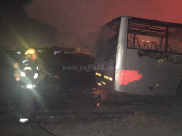  بالصور: منتصف الليل - احتراق شاحنتين وحافلة في مدينة اللد والشرطة تحقق 